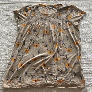 Junior girls S t-shirt. Cream. Floral.